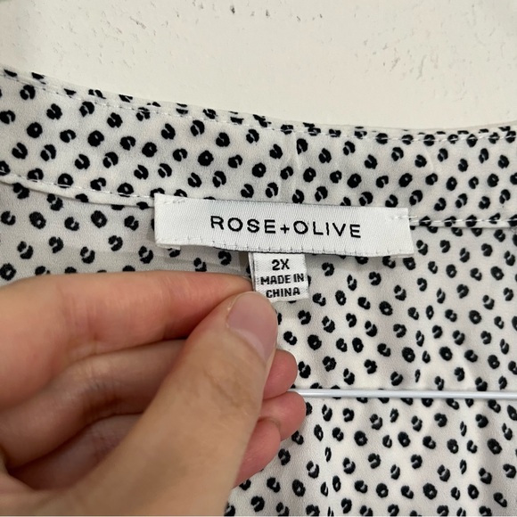 Rose + Olive Size 2X White Black Abstract Dot Print V Neck Blouse Flutter Sleeve - Picture 2 of 14